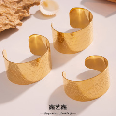鑫艺鑫欧美饰品35mm宽版花朵纹路开口夸张臂环手镯不锈钢镀18k金