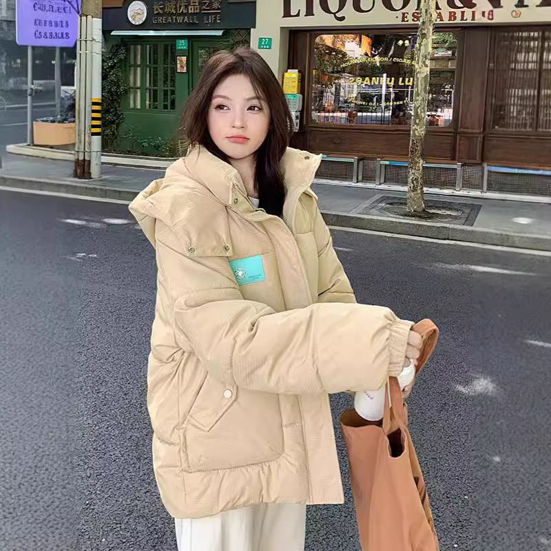 Ropa de algodón corta para mujeres 2024 invierno nuevo estilo de moda de grano de arroz grueso plumón ropa de algodón suelta con capuchón ropa de pan para estudiantes image 4