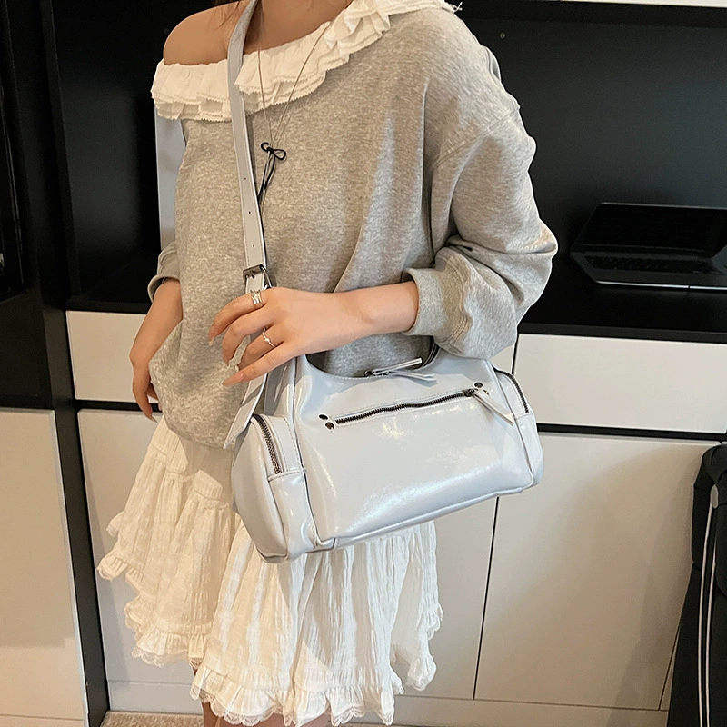 Fashionable capacious one-shoulder bag