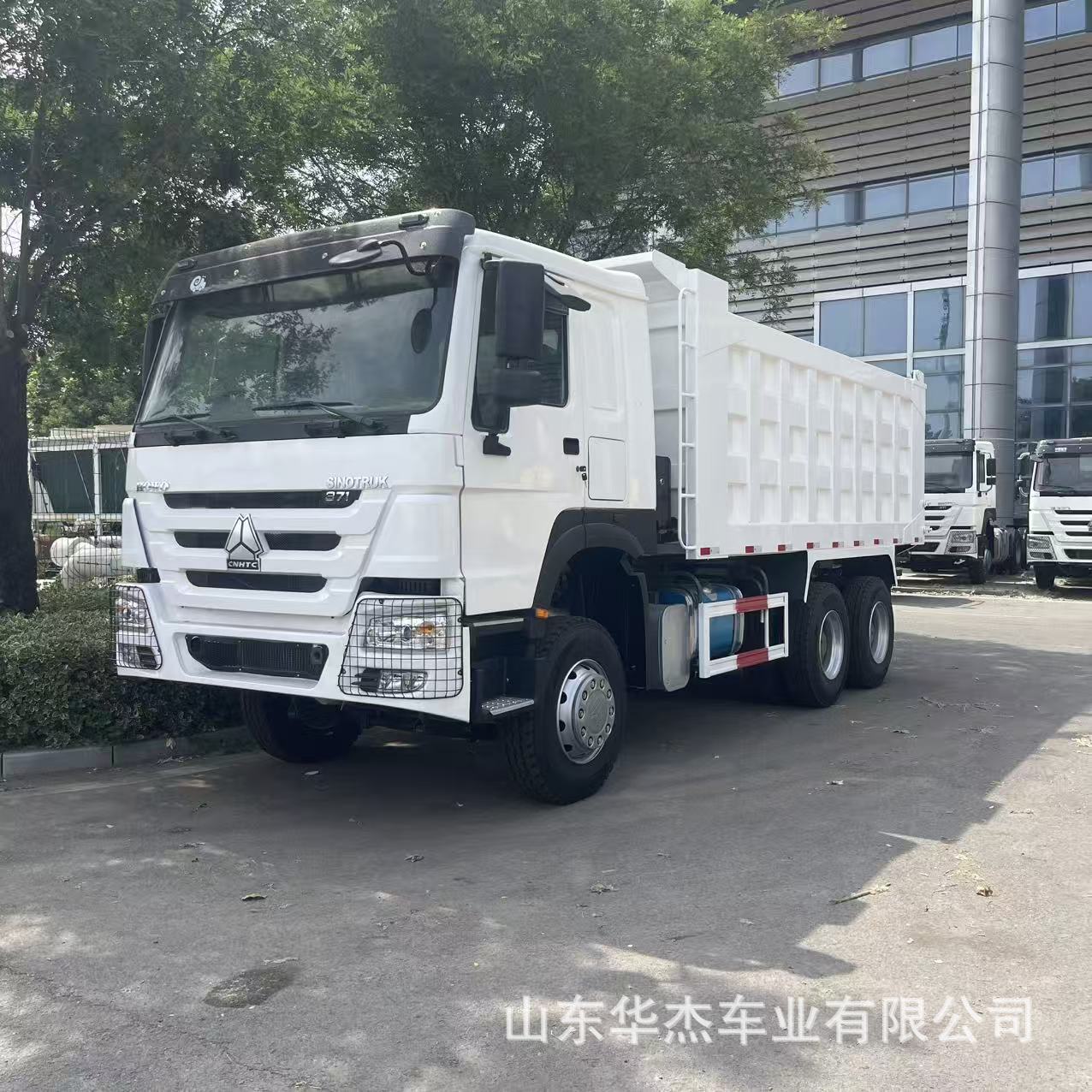 Export of HOWO engineering dump trucks with 371 horsepower, rear eight-wheel muck trucks, and front-four-rear-eight-wheel dump trucks for mining use
