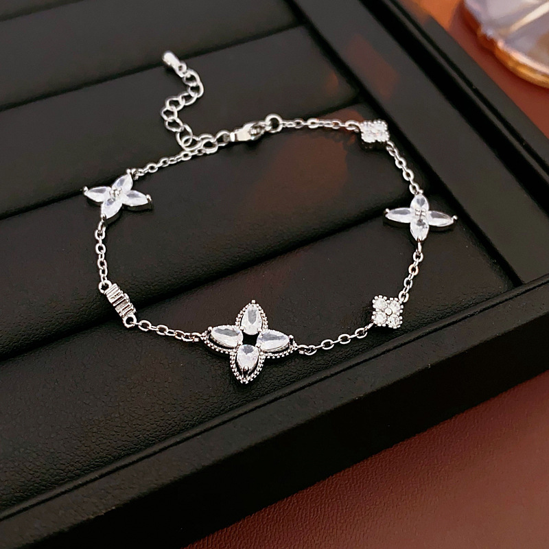 Brazalete de flores de oro real, pulsera de piedra de diamante, simple y de alto nivel, pulsera universal, nicho, lujo ligero, joyas de mano exquisitas para mujeres.
