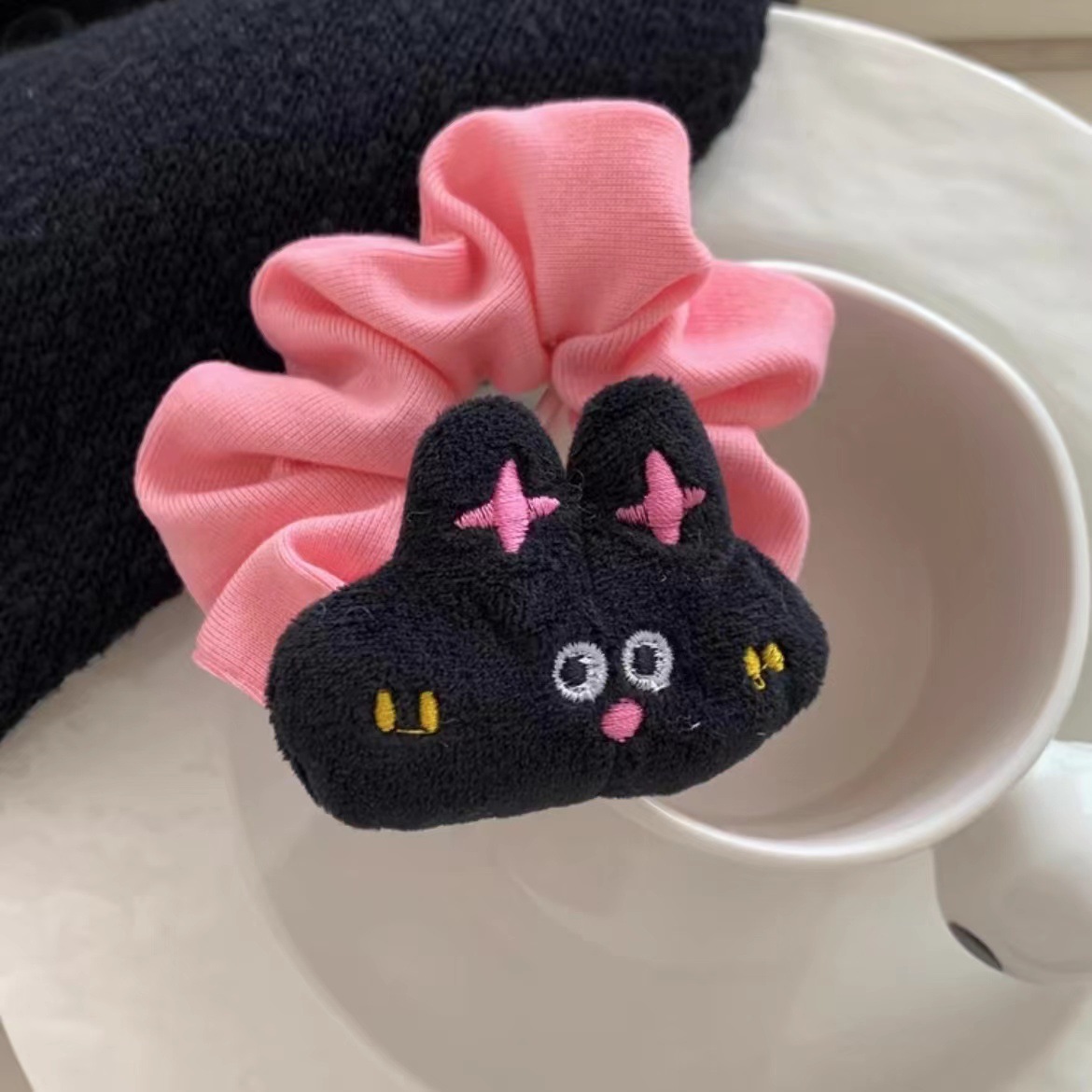 검은 가죽 토끼 머리끈