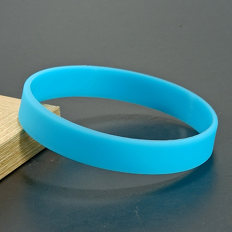 Fabricantes al por mayor de color sólido apertura nocturna pulsera de silicona pulsera de goma deportiva pulsera logotipo personalizado