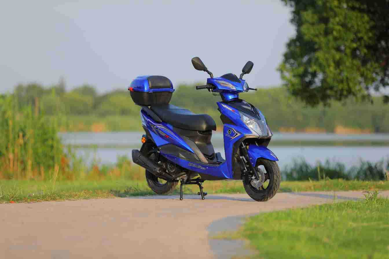 Brand New Domestic Fuel Scooter, High Power, Long Battery Life, Fuel-Saving Motorcycle, Adult Commuting and Long-Distance Running King