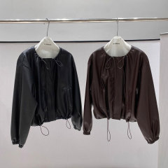 美ラードの赤いカレーの柔らかい皮の服のコートの女性の春秋の新型の韓国系のゆったりしている丸首のpu皮の上着