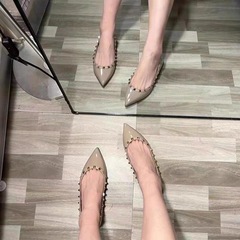 先のリベットの靴の女性のフランスの気質の漆の皮の外は柳の丁の瓢箪の靴の晩の風の優しい裸の色の平底の靴の女性を着ます。