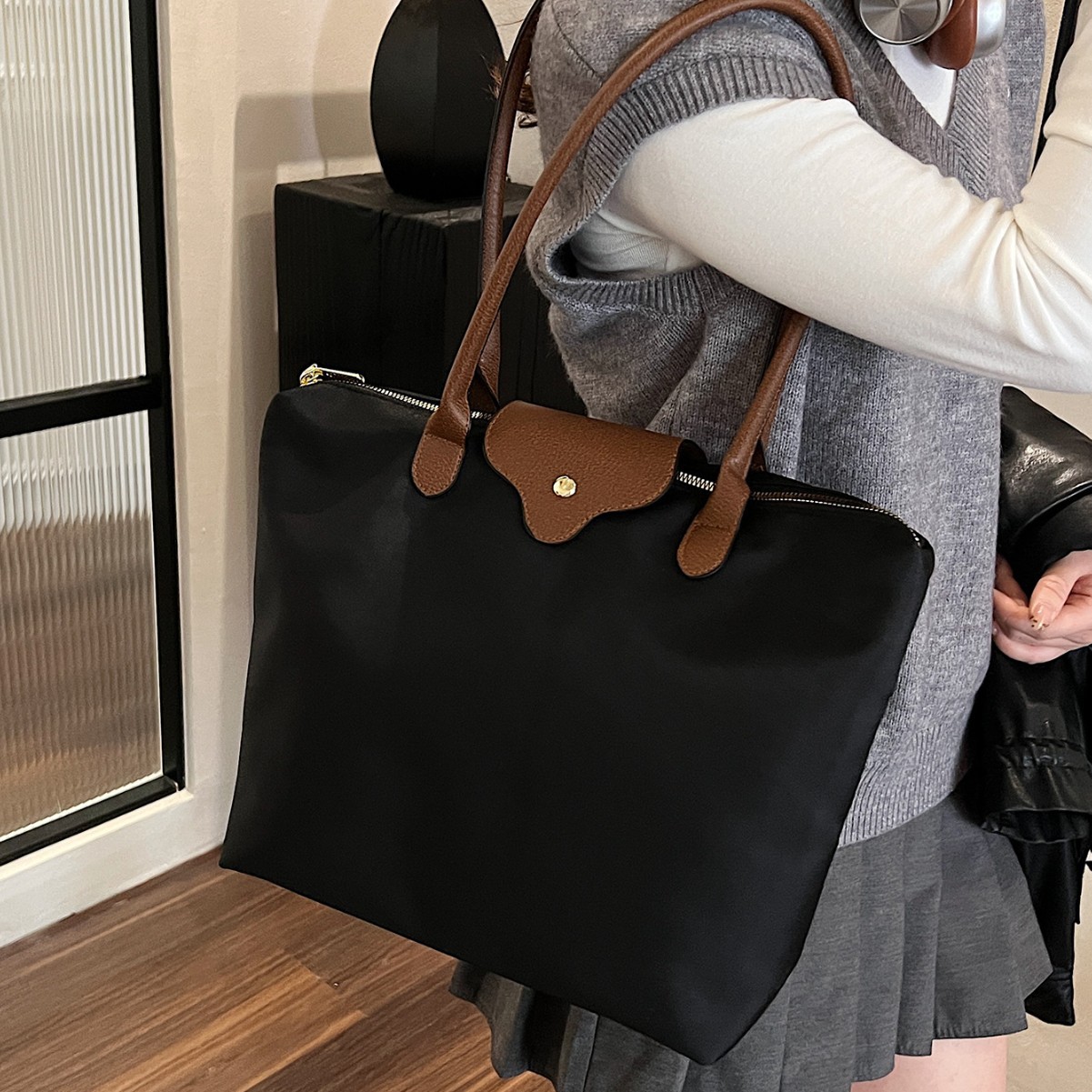 Nuevas bolsas ecológicas de gran capacidad en verano 2024 bolsas de moda de nylon simples bolsas de estilo de moda sin estilo y tirantes extraíbles