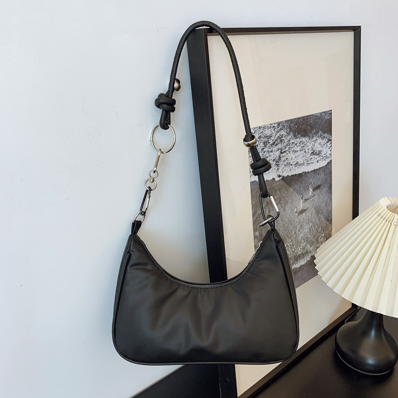 Bolso de alta gama Bolso de axila de nicho para mujer 2025 verano nuevo bolso de viaje bolso de bola de masa de hombro salvaje