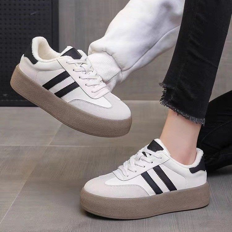 Zapatos de entrenamiento de base gruesa para mujeres 2024 verano nuevos zapatos deportivos blancos populares en línea retro zapatos casuales