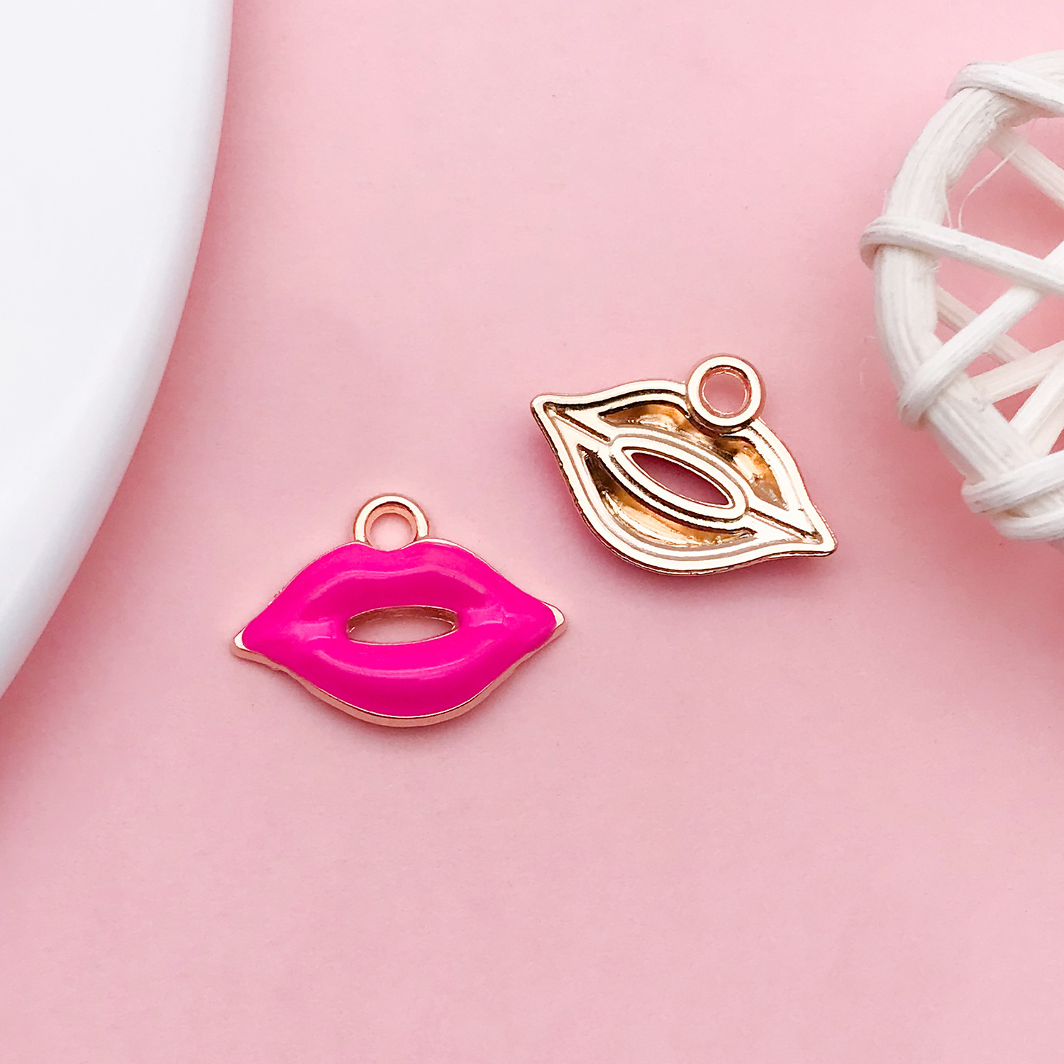 11975-玫红色滴油锌合金嘴唇嘴巴18x13-0.8g