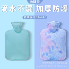 カチカチの湯たんぽに水を入れてお腹を温めます。