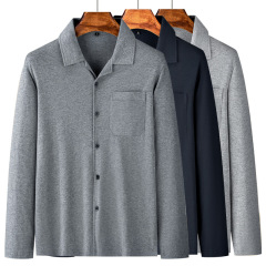 父の春秋服は襟の上着のおじいさんの純綿の長袖のカーディガンのスーツの秋の服の年配の男性の対襟の老人のシャツを詰めます。