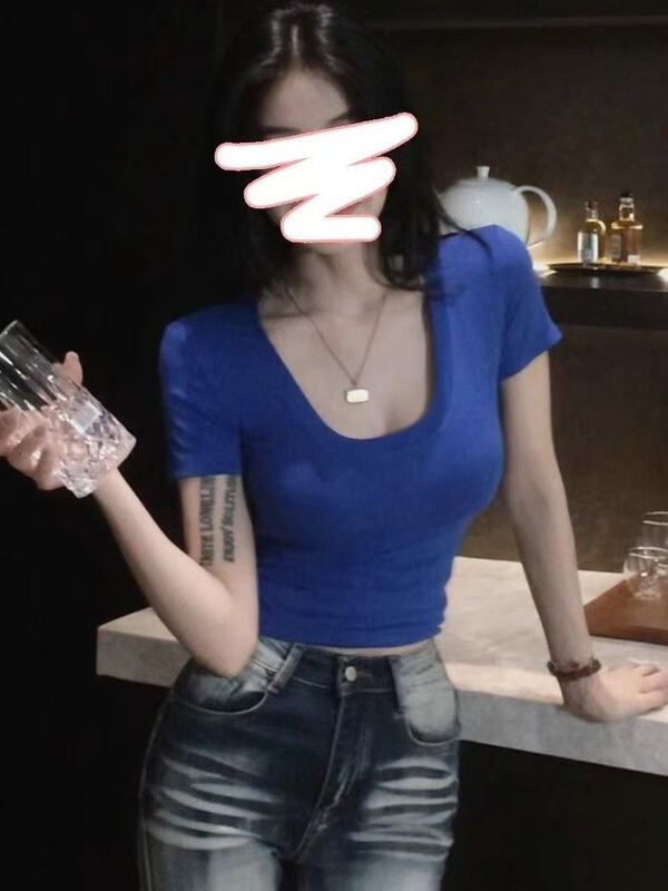 春夏の新スタイルビッグUネック半袖Tシャツホットガールスタイル2025ファッションカジュアルスリムフィットトップ女性のボトリングシャツ|undefined