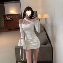 性感一字肩连衣裙女2025秋冬新款露肩纯欲修身包臀辣妹裙子