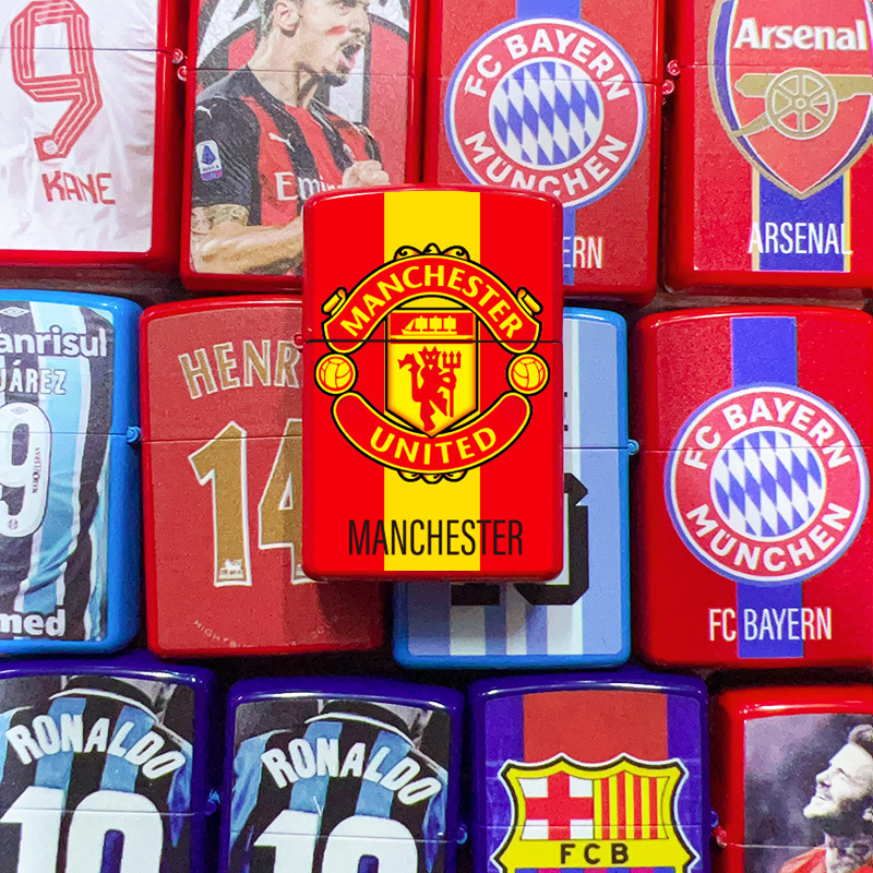 Encendedor de queroseno con diseño de jugador legendarario de la dinastía del fútbol, textura retro en relieve, acabado mate, artesanía