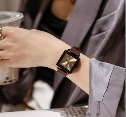 古欧guouレトロな女性の腕時計は簡単な学生の小さい方の時計の防水のファッションの新型の石英の女性の腕時計です。