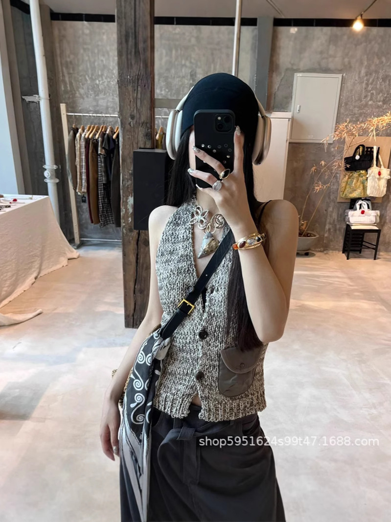 現物発送! Yy 25夏の新型レトロな首をかけて身を修めるニットのベストの上着の女性