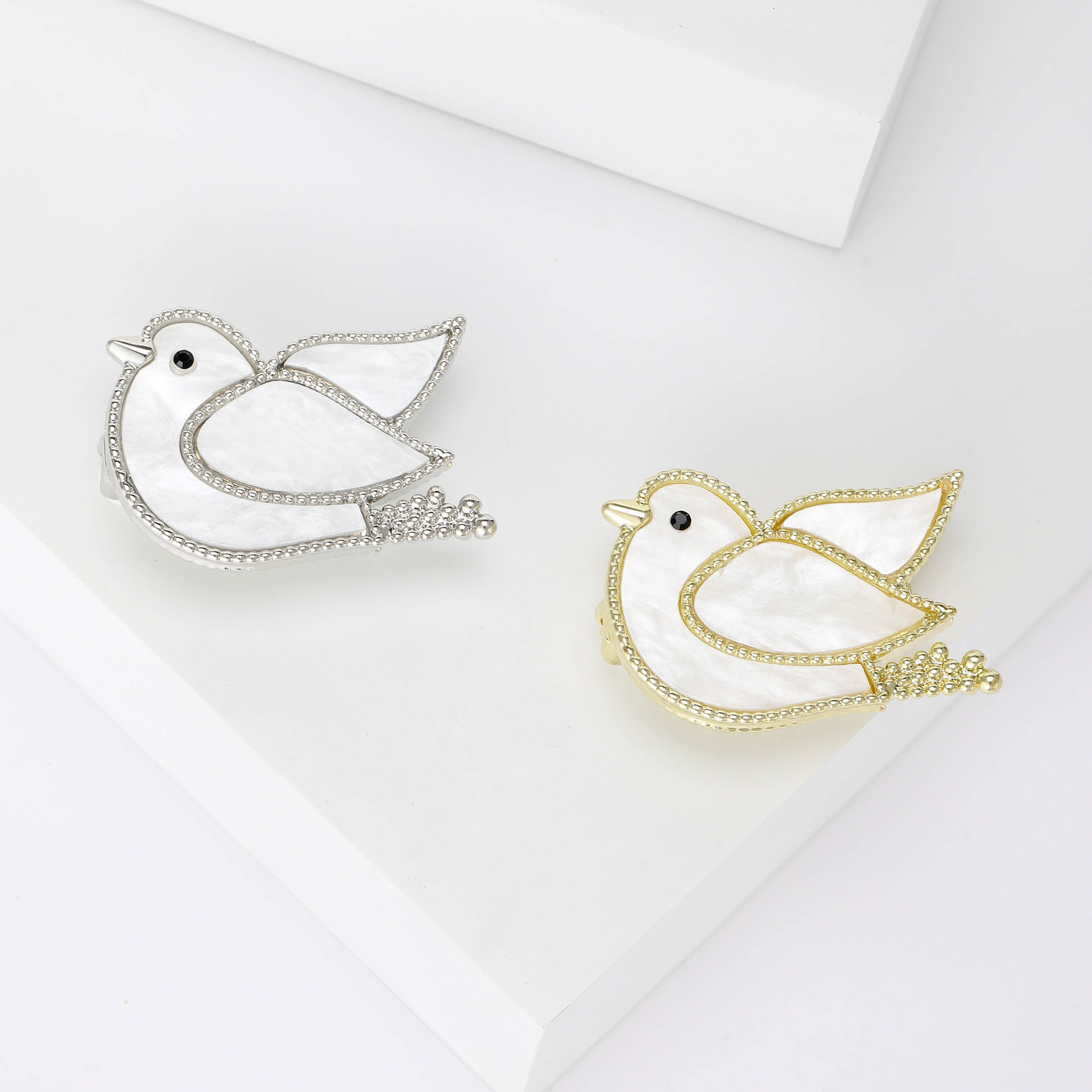 9g Weight Brooches Classification Daily, Tea Party Occasion Alloy Material Pigeon Pattern All Seasons Season Women's Gender Enamel Design Cute, Classic Style Style Cute Classic Style Pin Pigeon Alloy Enamel Women's Brooches 1