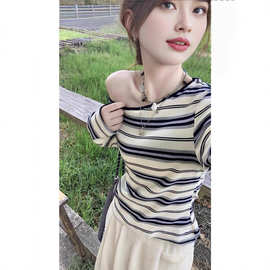 韩系复古慵懒黑米条纹斜领T恤女秋季新款修身显瘦短款露肩衣撞色