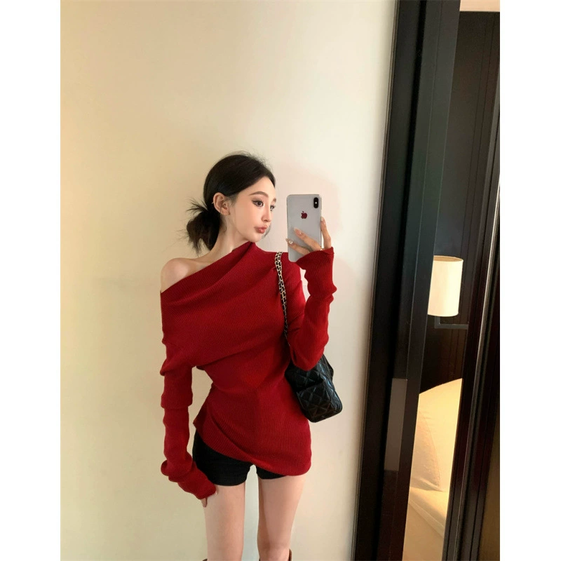 2025 Реальный дизайн ретро темпераментный дизайн ощущает косой плечо нерегулярный трикотажный топ дикие шорты для женской одежды