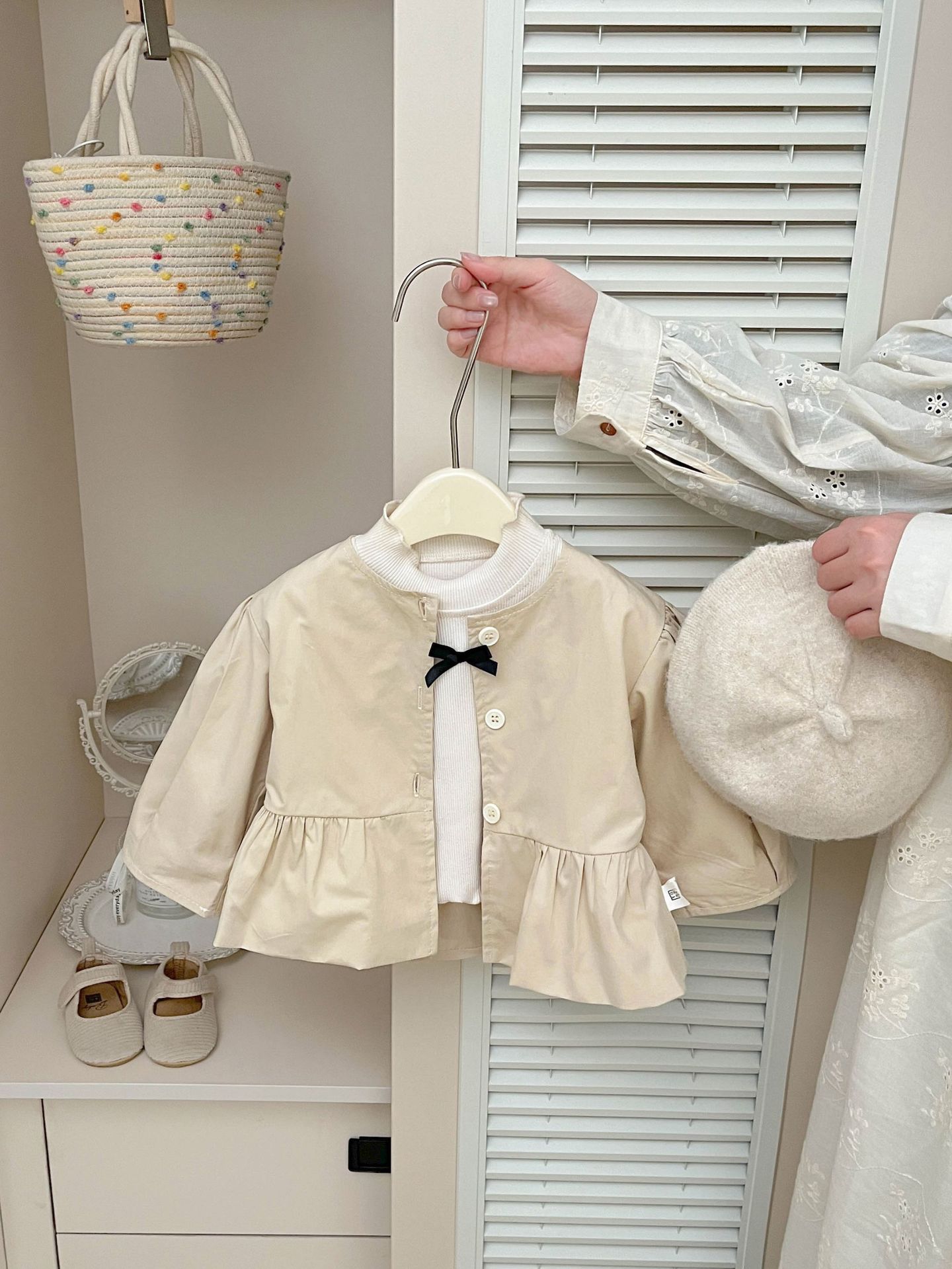 Niña primavera pequeña abrigo de viento fragante 2026 nueva ropa de bebé temperamento de niña pequeña primavera abrigo de moda