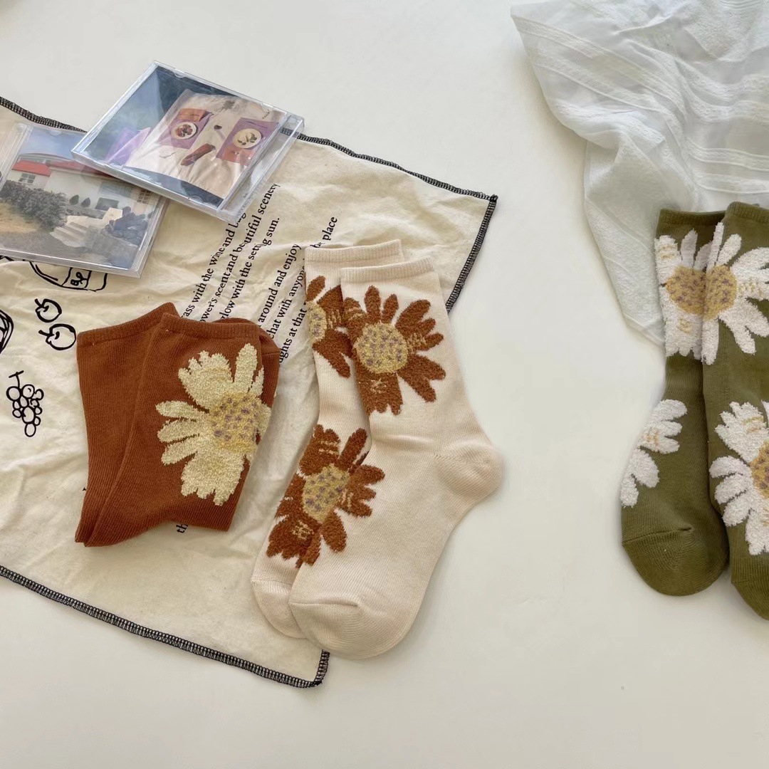 Women's Retro Flower Cotton Jacquard Crew Socks A Pair display picture 8