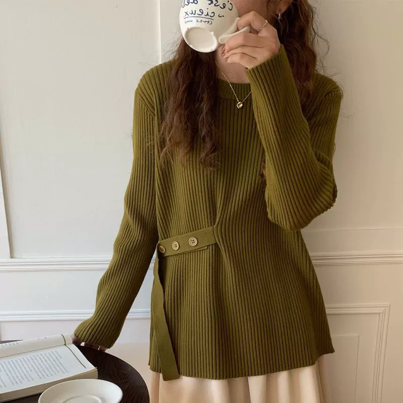 Пуловер из трикотажа, весна 2024, можно носить как базовый слой или как верхняя одежда, нишевый дизайн, омолаживающий и стройнящий трикотаж для женщин, молодежный стиль.