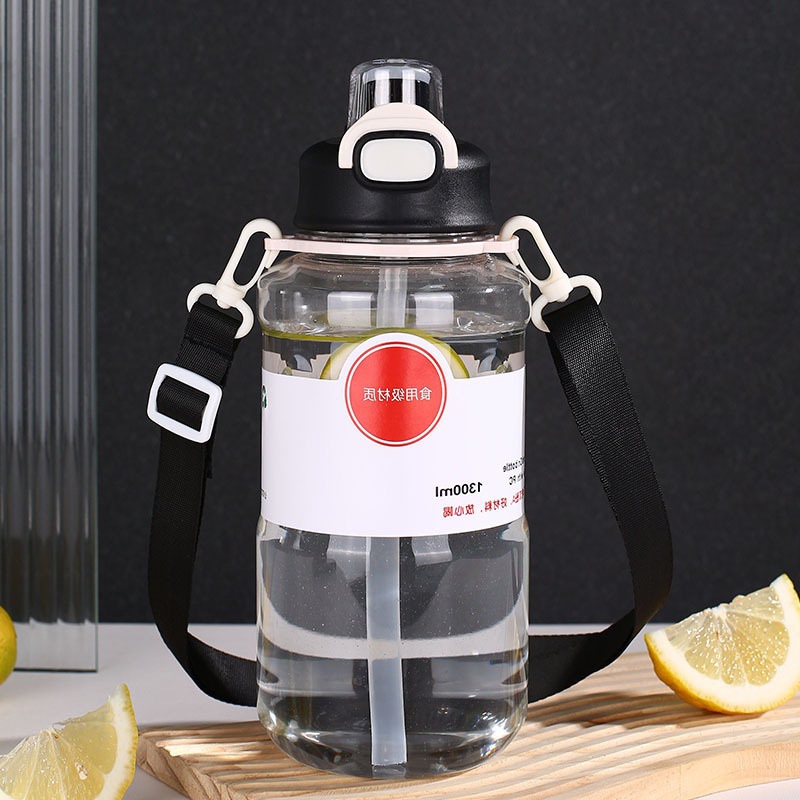 Taza de plástico de grado alimenticio doble taza de agua con mango de cinturón taza de agua conveniente con taza de escala moderna simple sin