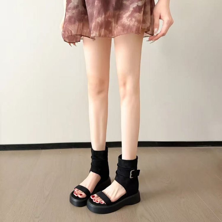 2026 verano nuevo estilo coreano aumento de altura botas romanas para mujeres con una palabra pequeña con una parte inferior gruesa de los dedos de los dedos de las sandalias