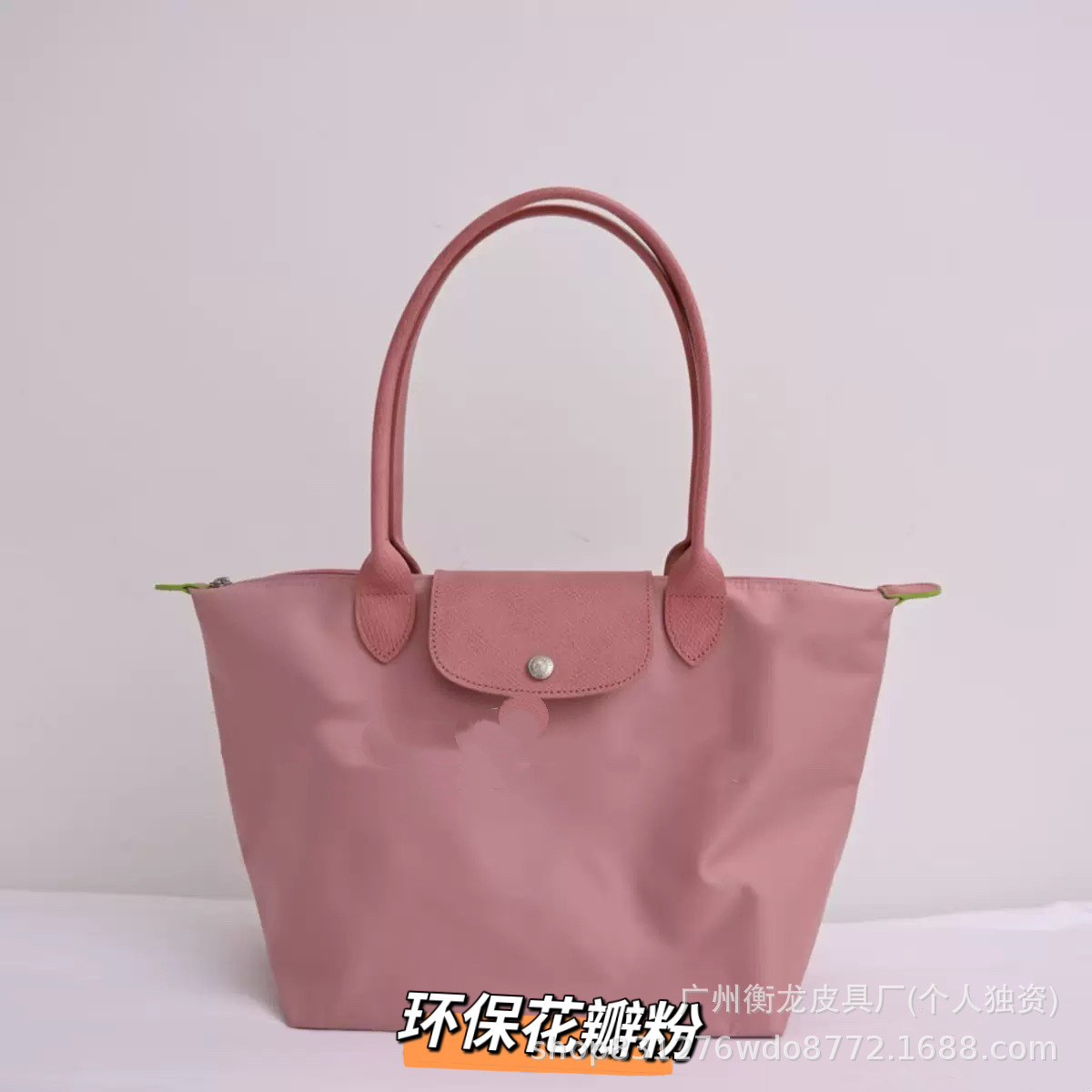 フランスの竜は高く上げてナイロンのカバンを包んで、女性のカバンの長い柄はギョーザの包みを持って折り畳みます。