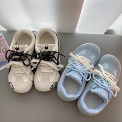 アップルの靴の赤い薄い底のレースの靴の2025年の春のタイプは色のカジュアルな柔らかい底の徳の訓練の靴のN2207を合わせます。