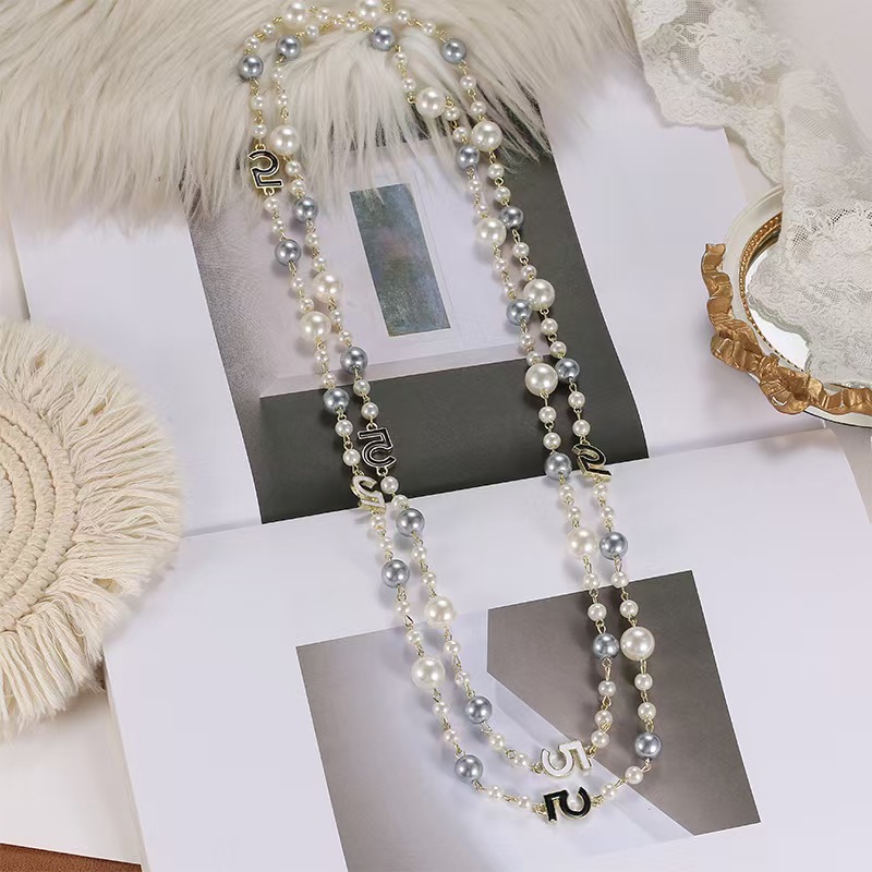 186 white gray black and white 5 character small flower necklace