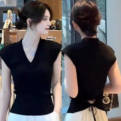 黒の V ネックアイスシルクニット半袖 Tシャツ女性のための 2025 新しいホットスタイル夏の女性のウエストレスショートトップ夏スタイル