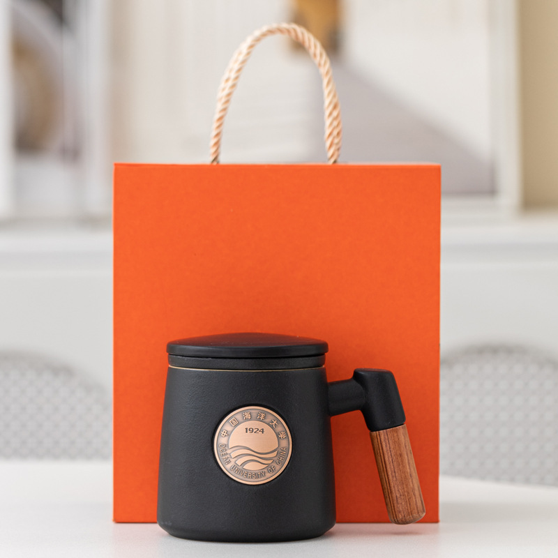 Taza de cerámica famosa escuela taza de filtro taza de marca taza de metal bronce relieve impresión LOGO taza de agua taza con tapa caja de regalo