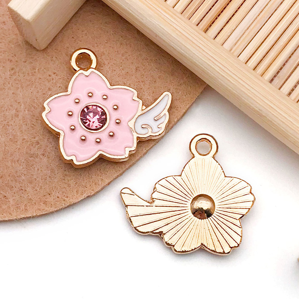 Colgantes esmaltados de flor de cerezo y margarita