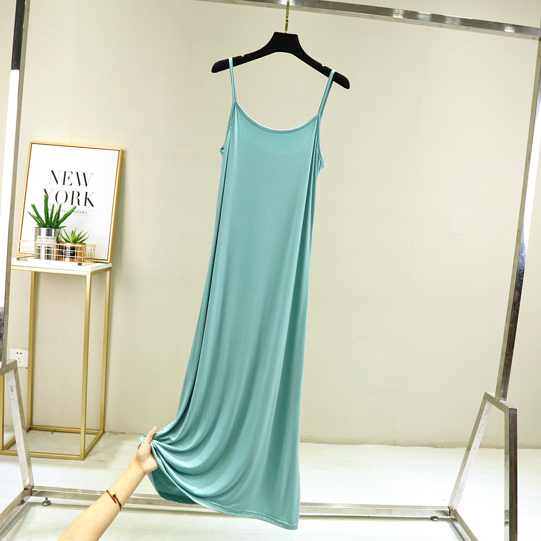 モーダルストラップのベストスカートの女性の夏の中には、袖なしのロングスカートの裏地が痩せている中長のワンピースがあります。