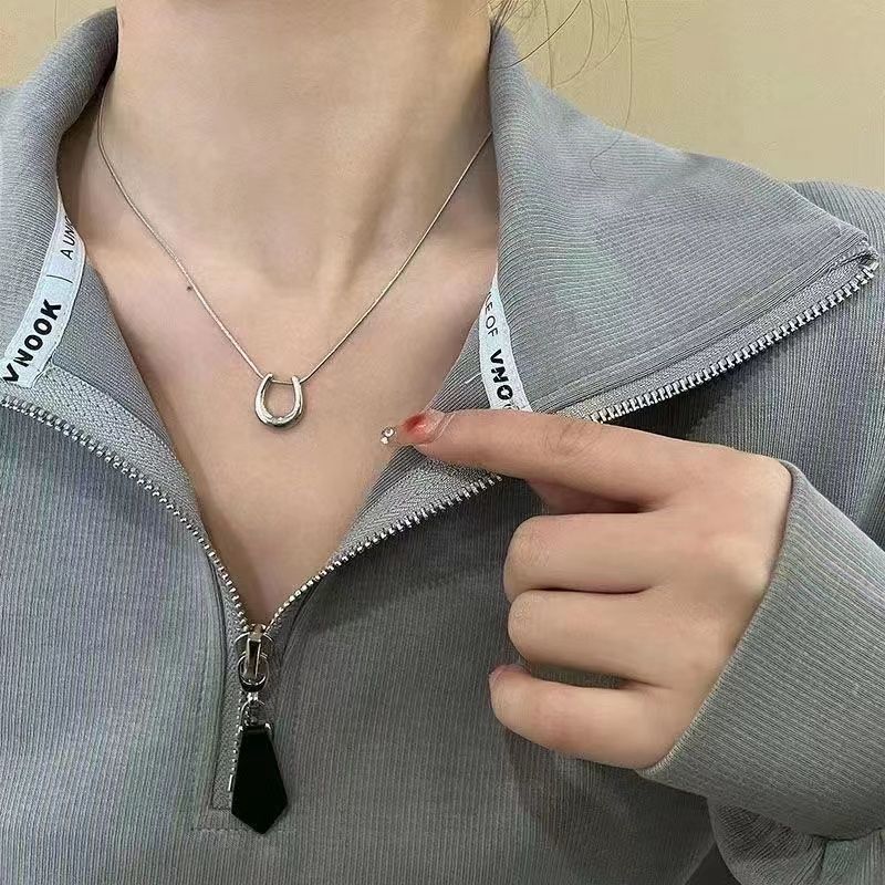 Collana a forma di U in acciaio al titanio dallo stile freddo e indifferente, design di nicchia femminile, ciondolo a ferro di cavallo, lusso leggero,_voghion.com
