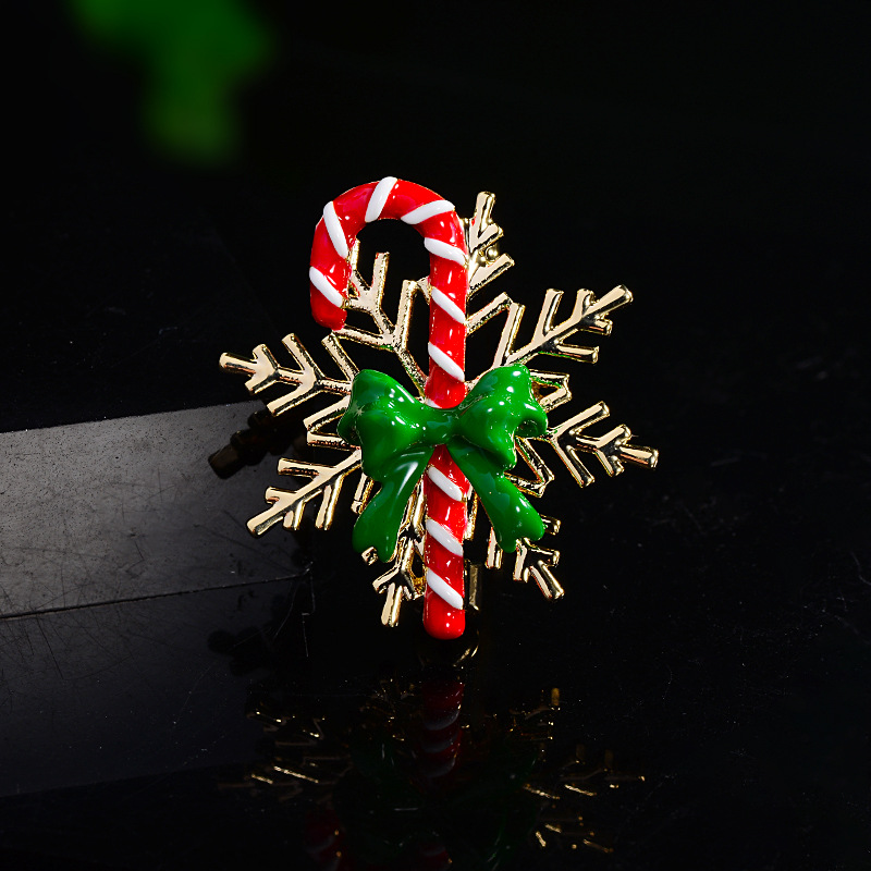 クリスマスのブローチのピンのエナメルの杖の雪の日の小さいプレゼントはセーターのカーディガンのマフラーを飾っています。