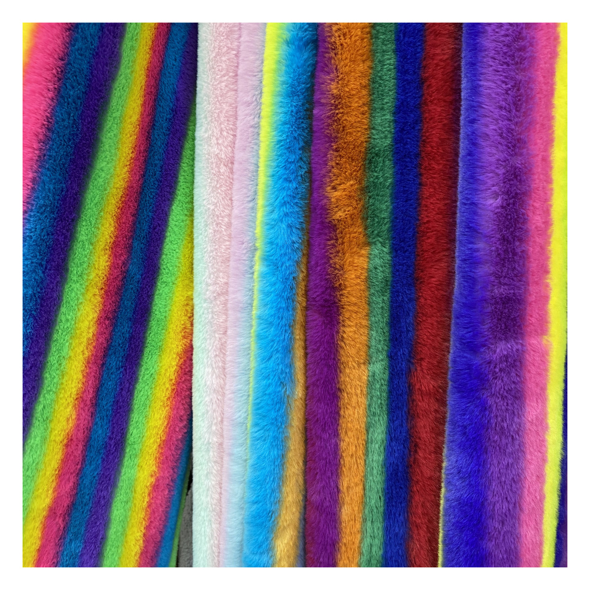 Impresión de pelo de conejo rayas de arco iris coloridas tiñidas peluche juguetes textiles caseros bolsas zapatos ropa tela de lana