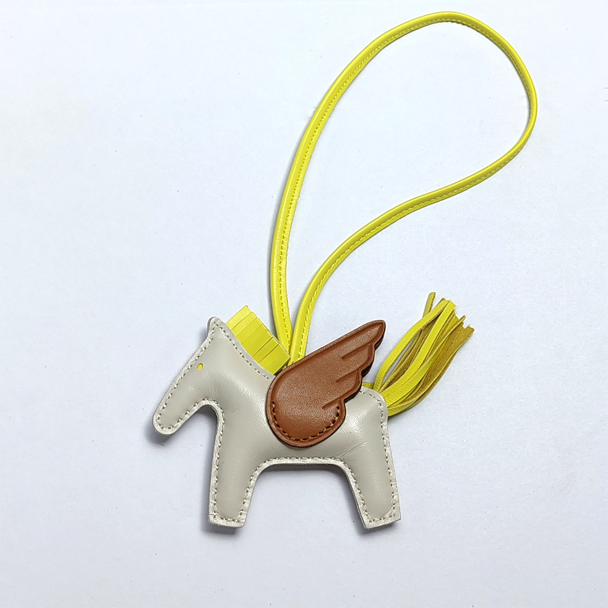 Cute Angel Little Pegasus Colgante Pit Edition H Home Colgante de bolso de caballo cosido a mano Colgante de cuero de oveja Llavero Colgante