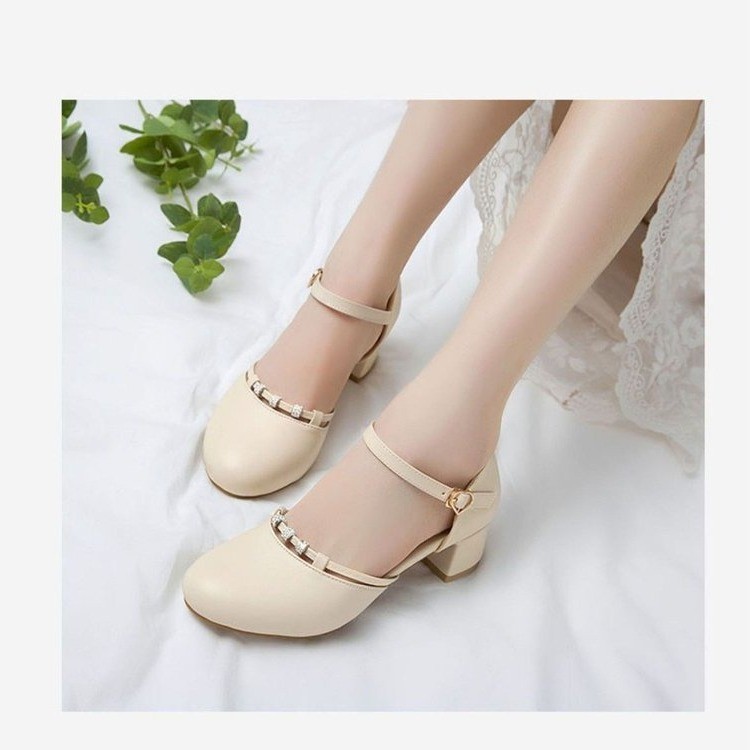 Pequeñas sandalias frescas de cabeza de paquete de primavera y verano 2026 nuevo estilo de hebilla, tacones redondos, cómodos zapatos de tacones altos, dulces zapatos de mujer