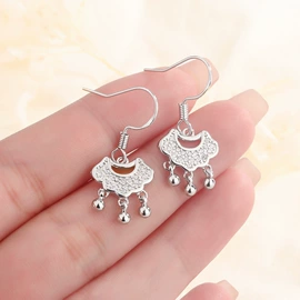 耳钉;耳环;耳坠