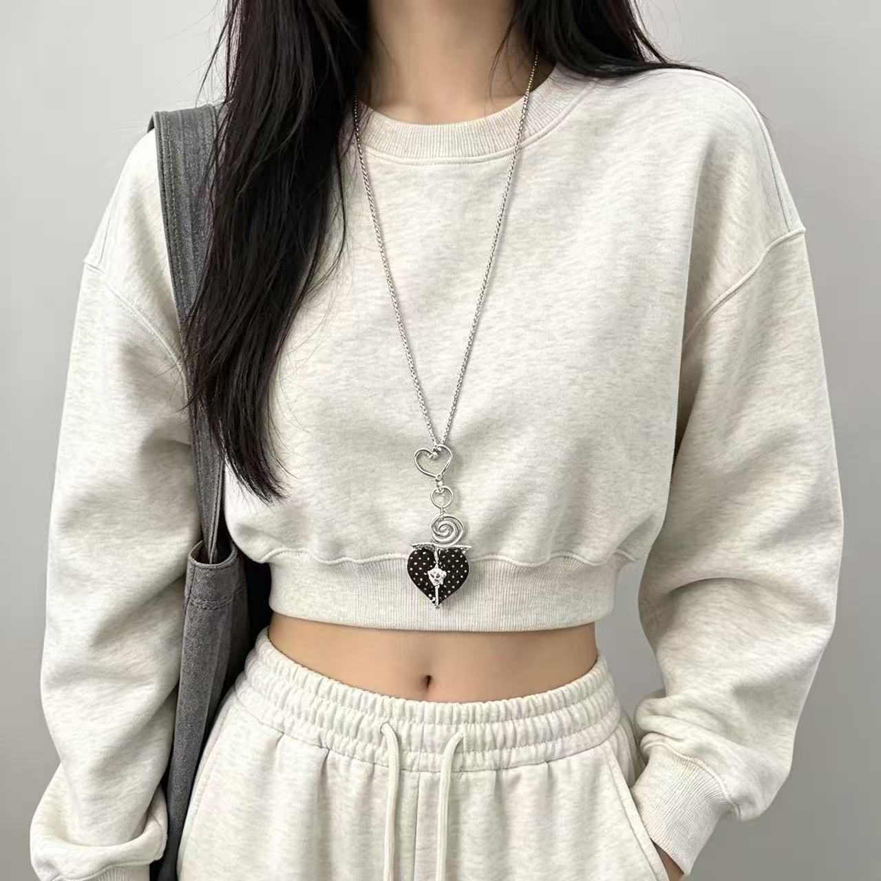 Korean-style heart-shaped star pendant necklace for women, niche design, fashionable and elegant sweater chain, popular neck chain accessory