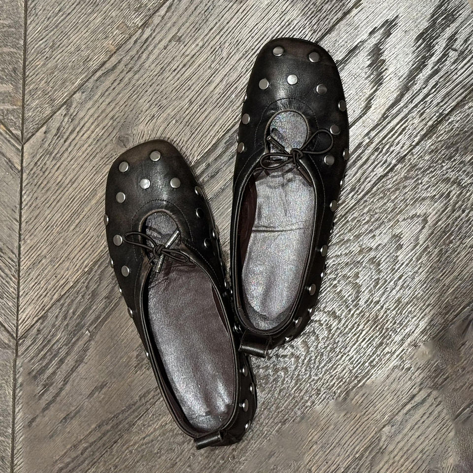 Giày búp bê nữ đế bệt mũi tròn phong cách retro, đính đinh tán, màu loang, thắt nơ, khoét lỗ thoáng khí, đế mềm — Nâu cổ điển (hàng có sẵn), Đen (màu trơn, có sẵn)