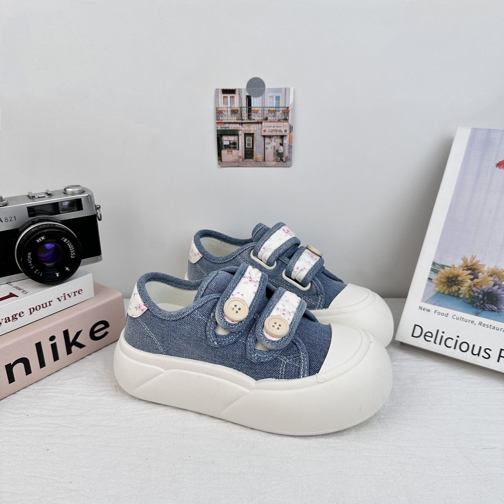 Zapatos de lona de ondas distantes para estudiantes de verano 2025 nuevo velcro con una sola gruesa con una falda zapatos blancos para mujeres