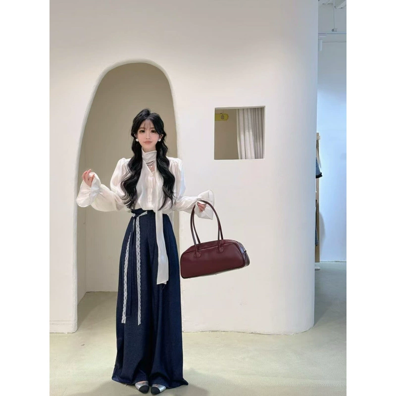 Весенний 2025 супер огненный темперамент белый расклешенный рукав рубашка с V-образным вырезом синие широкие брюки