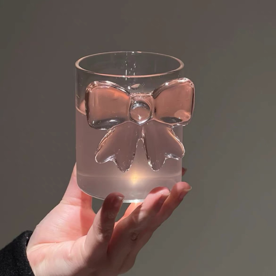 Bicchiere da caffè, succo, vino e cocktail rosa con fiocco, carino e di alta qualità._voghion.com