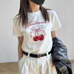ホワイトチェリープリント Tシャツ女性のための 2025 夏の新しい大きいサイズ右肩ボトムトップ純粋な綿半袖