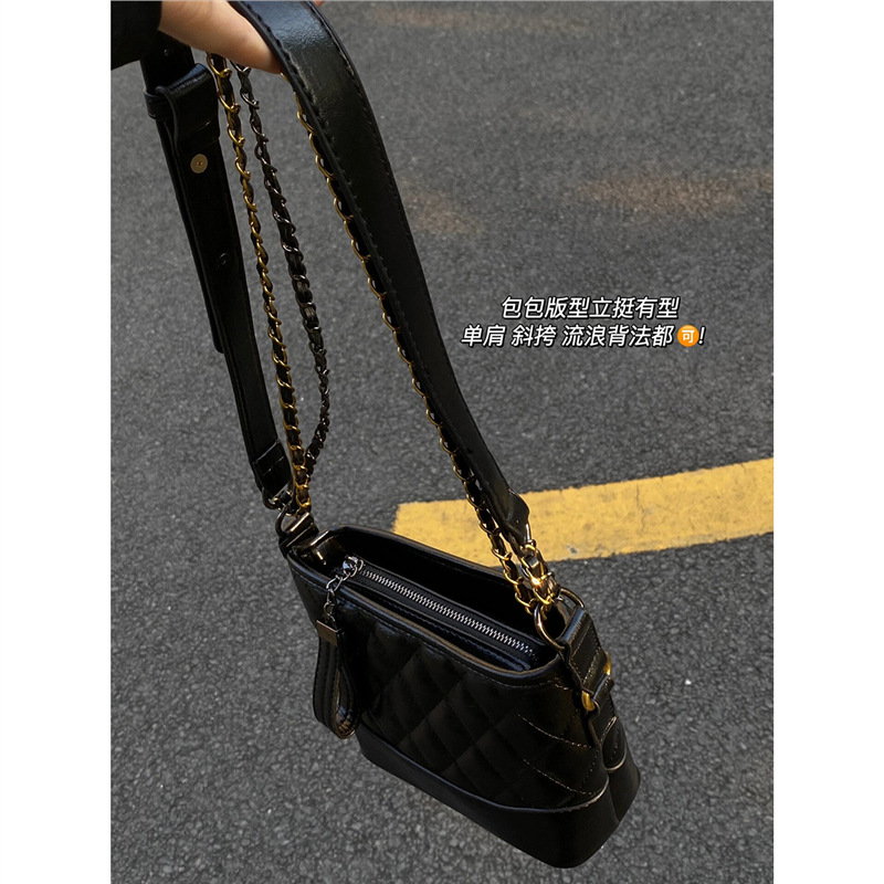 人気の女性用スモールフレグランスチェーンバッグ2025新しい人気のハイエンドブラックショルダークロスボディホーボーバッグ女性用
