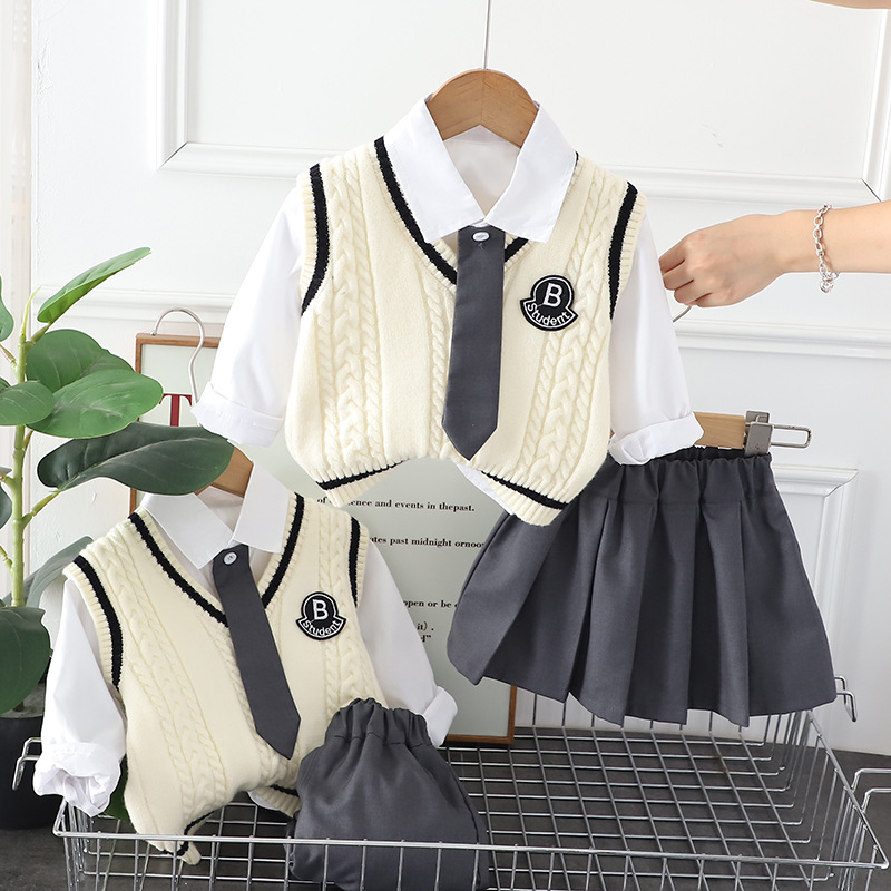 Traje de otoño para niños 2023 Nuevas niñas primavera y otoño estilo universitario Chaleco de corbata conjunto de tres piezas entrega de una pieza
